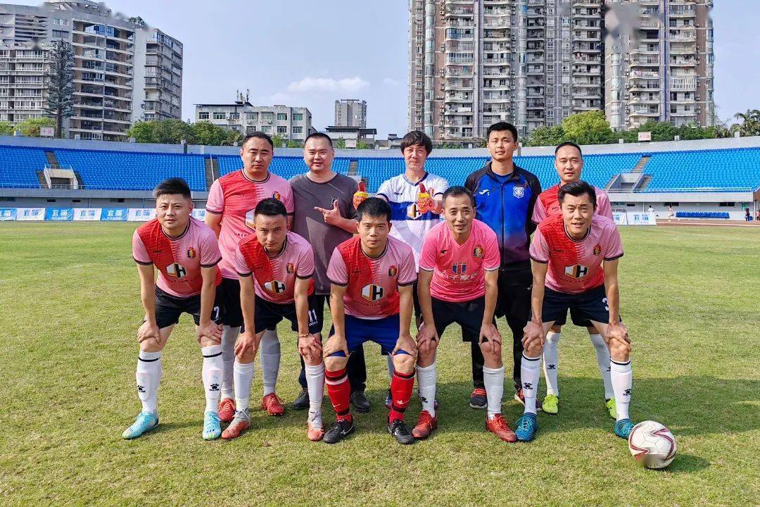 实力球队竞争白热化，足球联赛全面升温